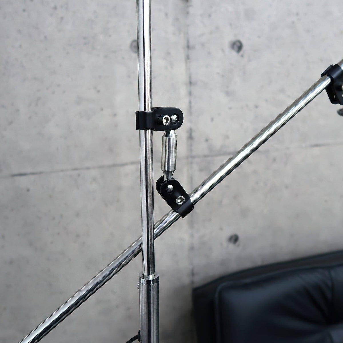 Lámpara de pie con brazos articulados Tangora en un salón de estilo industrial – imagen 14