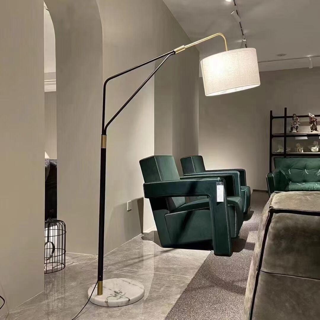 Lámpara de pie de arco con base de mármol Tarcela en un salón moderno – imagen 7