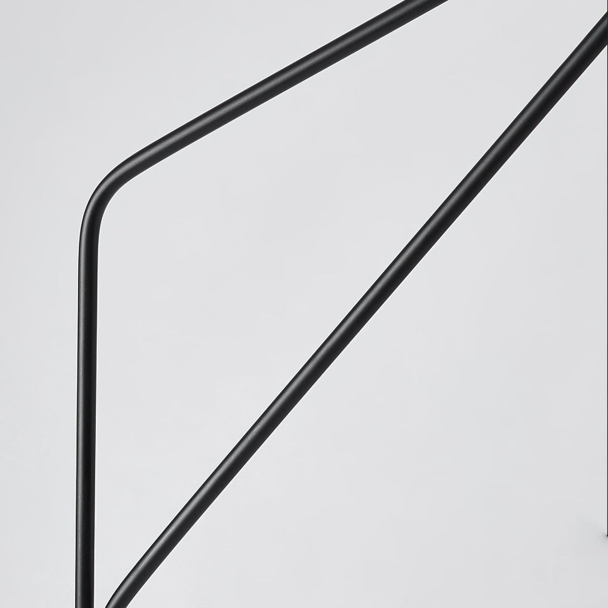 Lámpara de pie de arco con base de mármol Tarcela – detalle del brazo de metal negro
