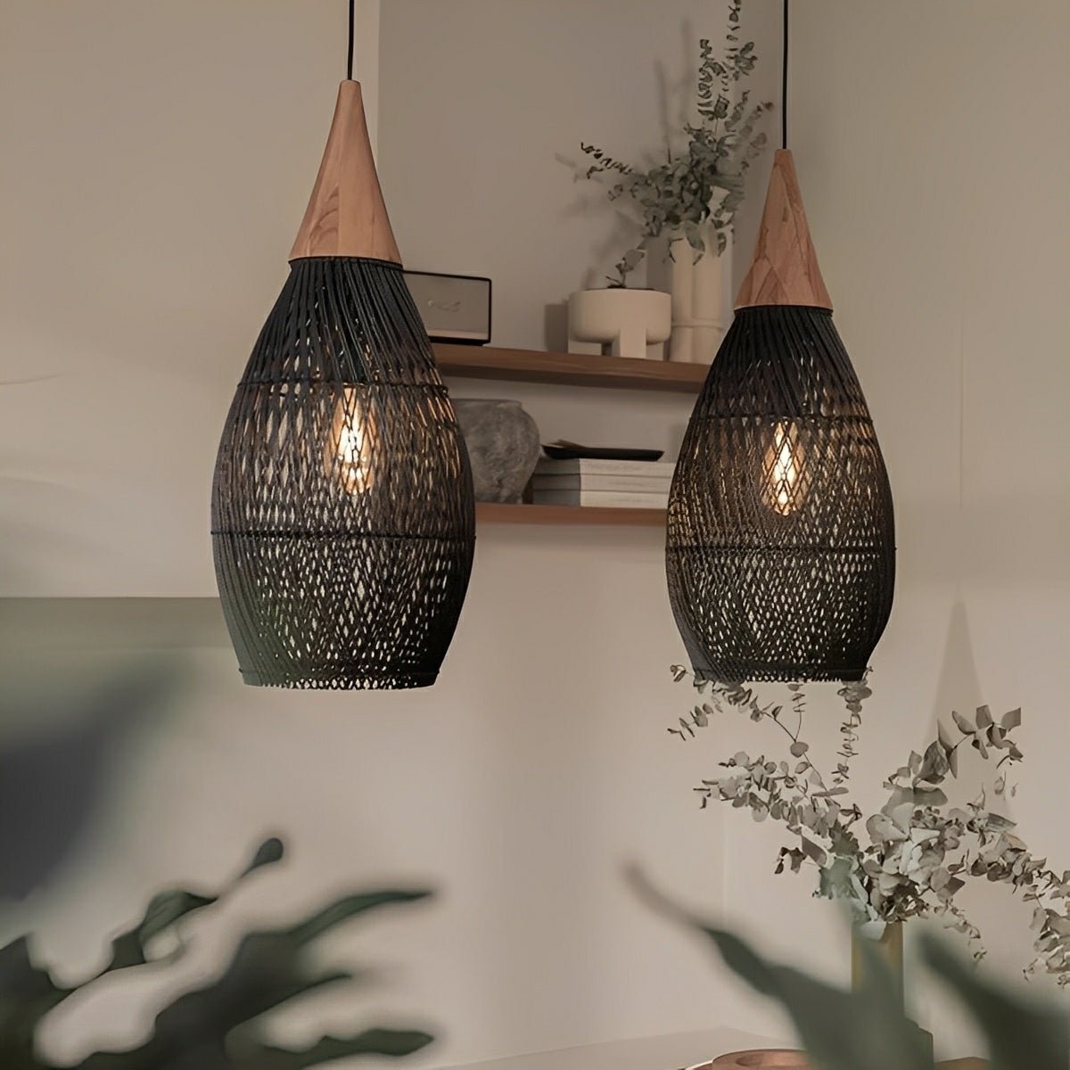 Lámpara colgante de ratán Bellota sobre una mesa de comedor – imagen 4