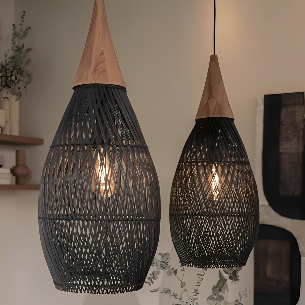 Lámpara colgante de ratán Bellota sobre una mesa de comedor – imagen 3