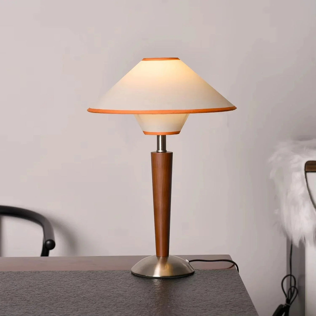 Lámpara de mesa de madera con pantalla de tela Tejala – vista principal