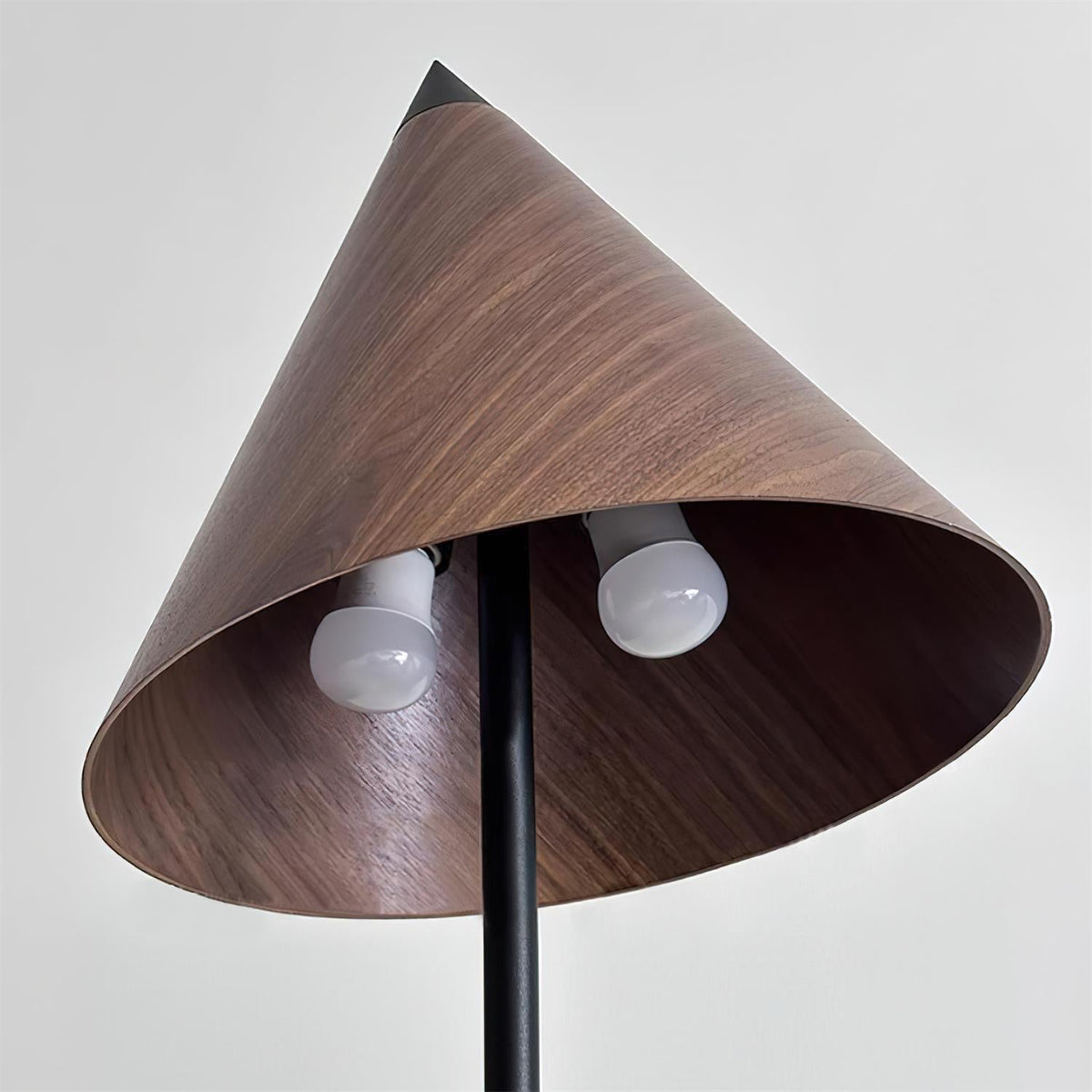Lámpara de pie cono de madera Tejola – interior de la pantalla con dos bombillas