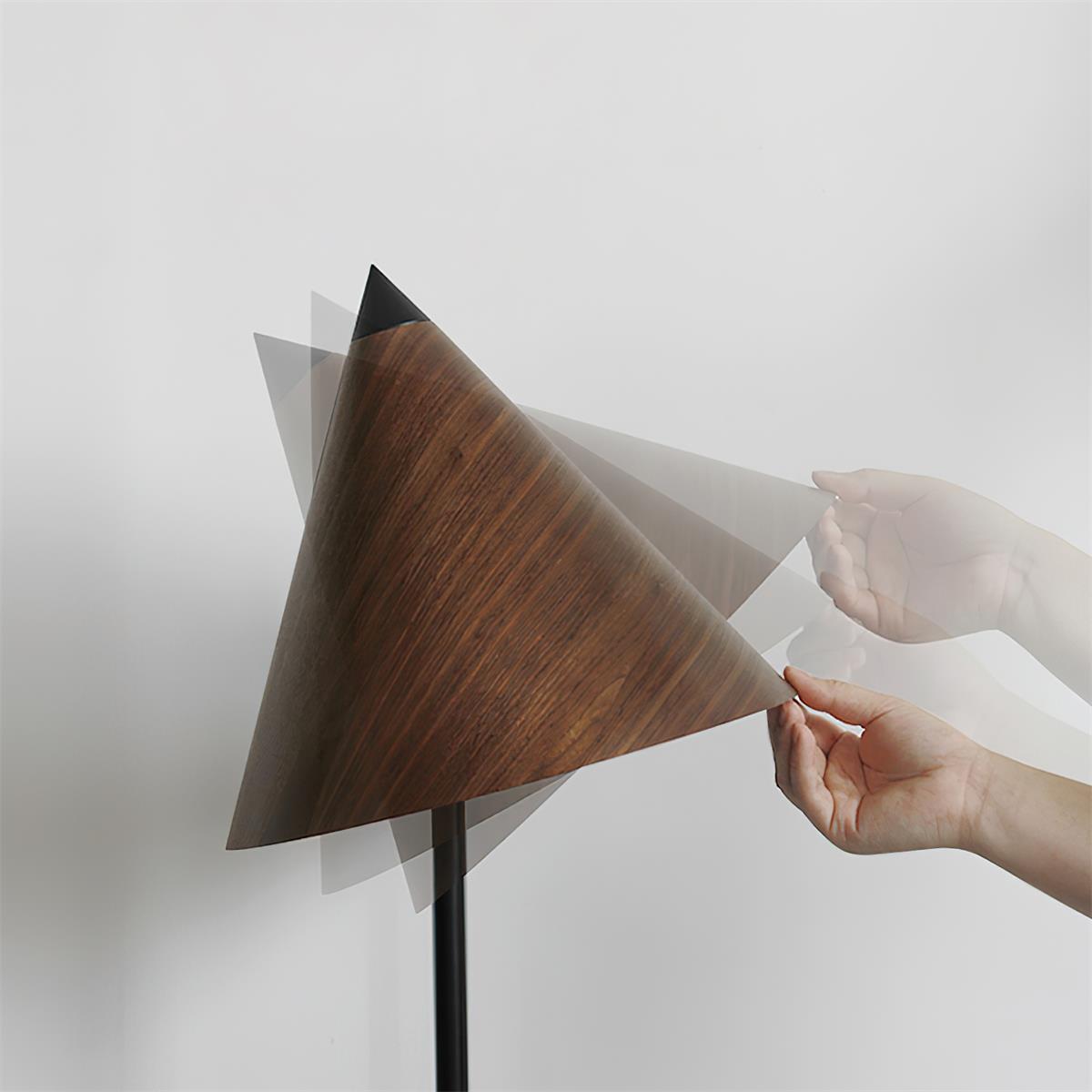Lámpara de pie cono de madera Tejola – pantalla cónica orientable
