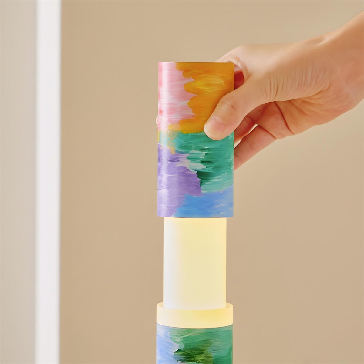 Lámpara de pie LED columna multicolor Tempra – detalle de la columna pintada