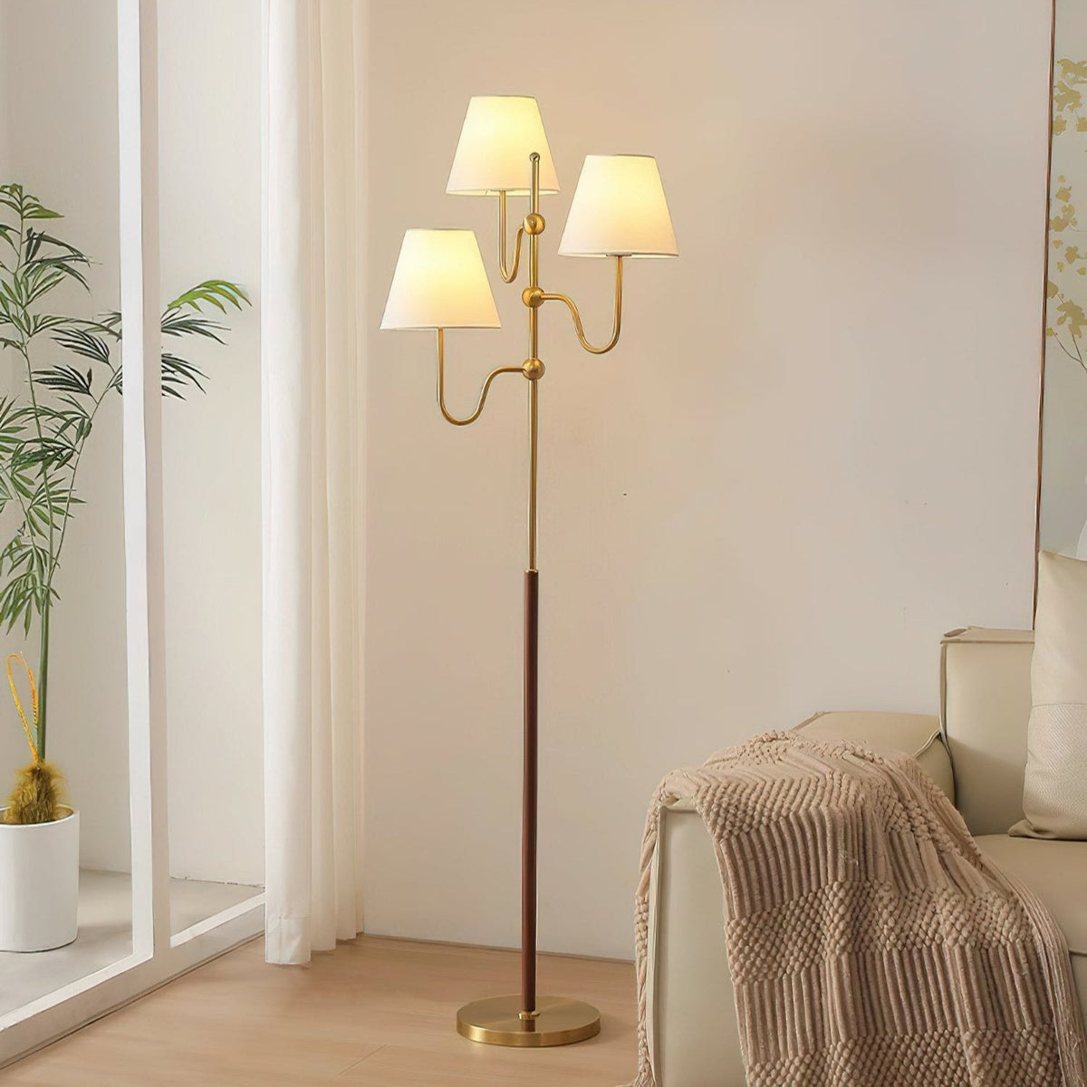 Lámpara de pie de 3 luces con pantallas de tela Ternela junto a un sofá – imagen 6