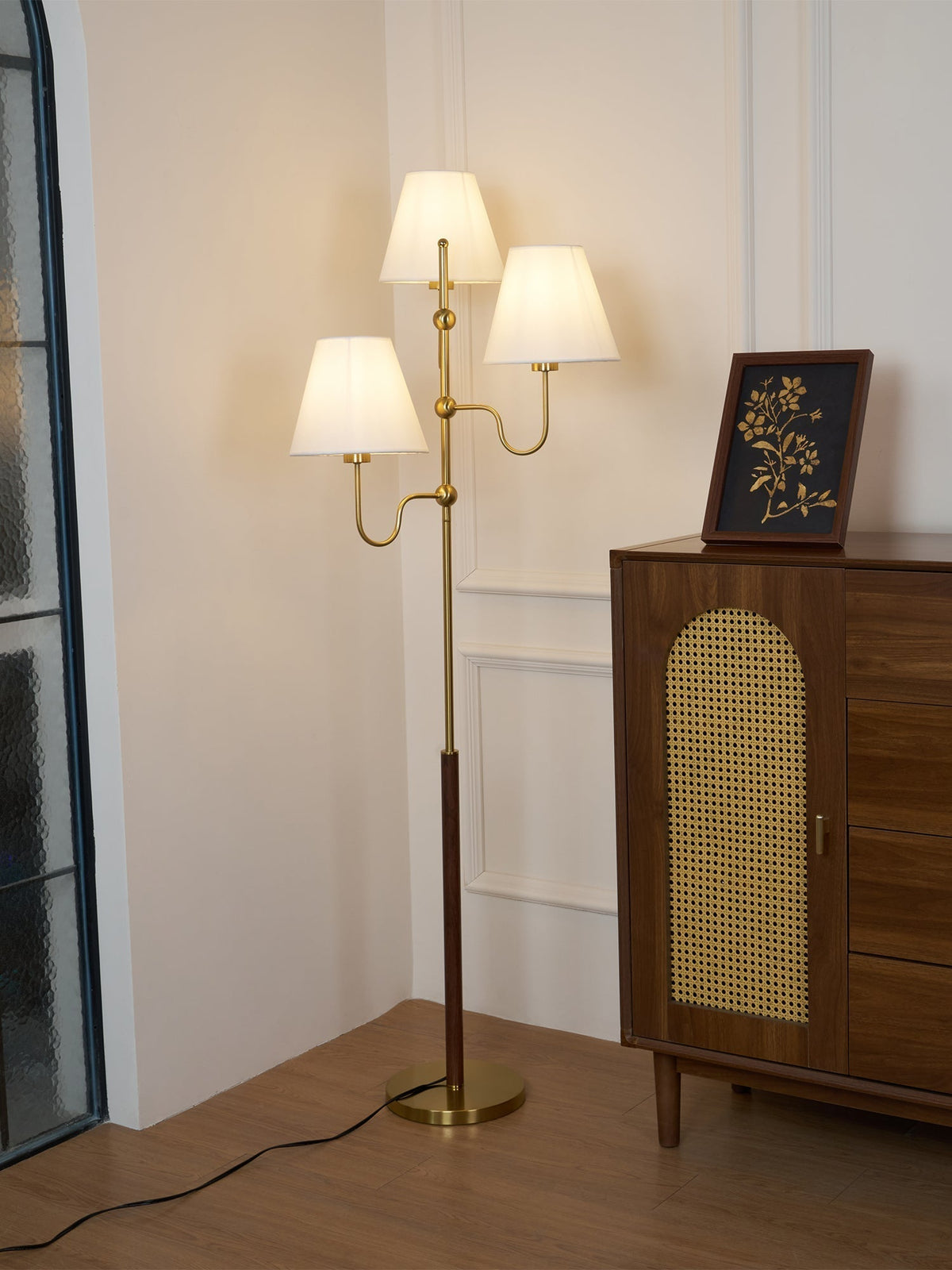 Lámpara de pie de 3 luces con pantallas de tela Ternela junto a un sofá – imagen 8