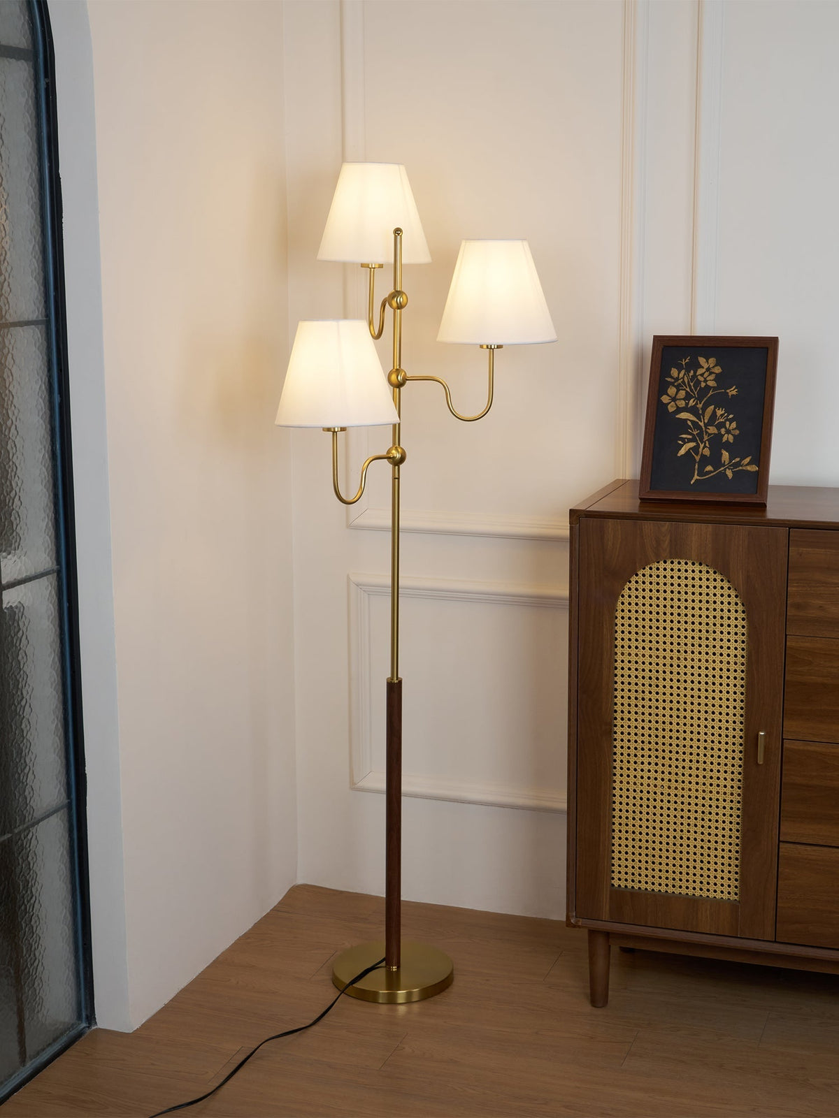 Lámpara de pie de 3 luces con pantallas de tela Ternela junto a un sofá – imagen 9