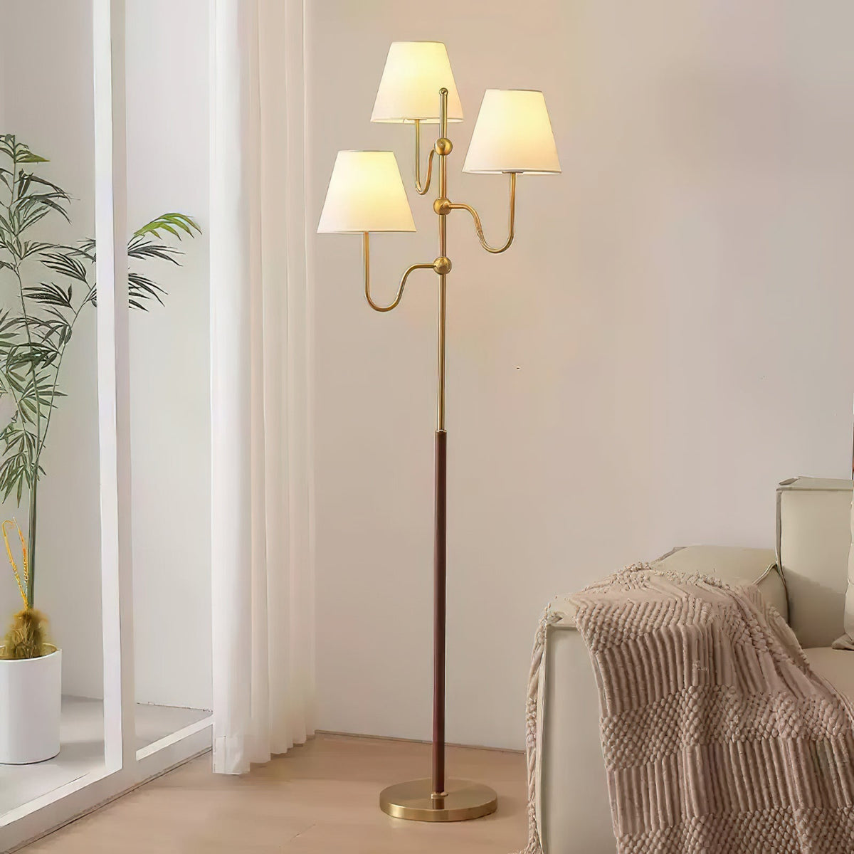 Lámpara de pie de 3 luces con pantallas de tela Ternela junto a un sofá – imagen 12