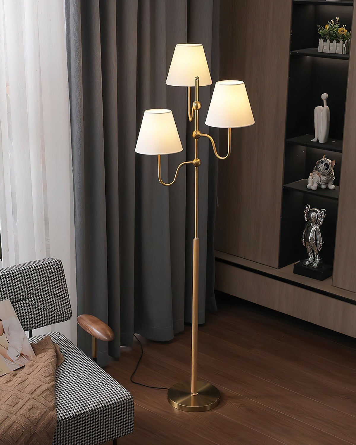 Lámpara de pie de 3 luces con pantallas de tela Ternela junto a un sofá – imagen 13