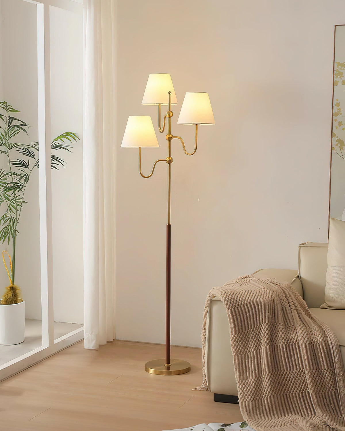 Lámpara de pie de 3 luces con pantallas de tela Ternela junto a un sofá – imagen 14