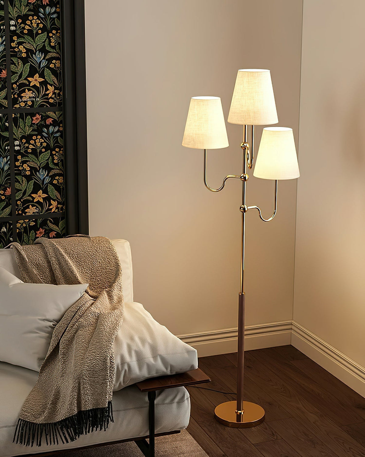 Lámpara de pie de 3 luces con pantallas de tela Ternela junto a un sofá – imagen 15