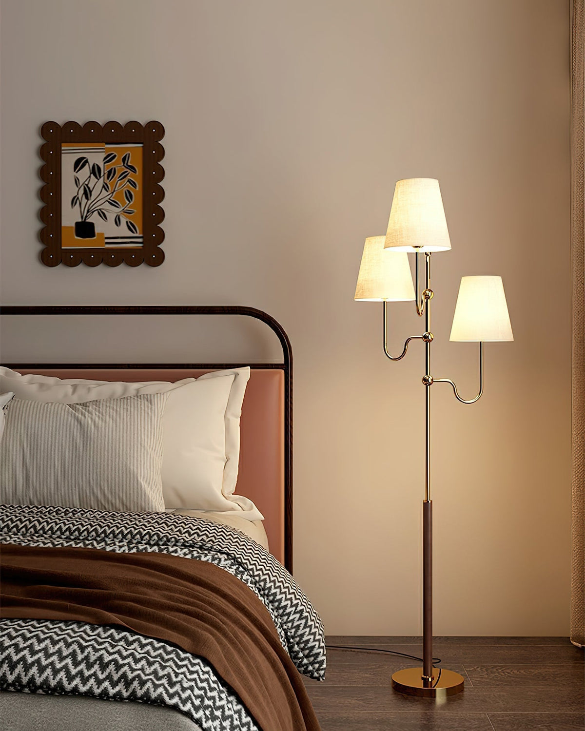 Lámpara de pie de 3 luces con pantallas de tela Ternela junto a un sofá – imagen 17
