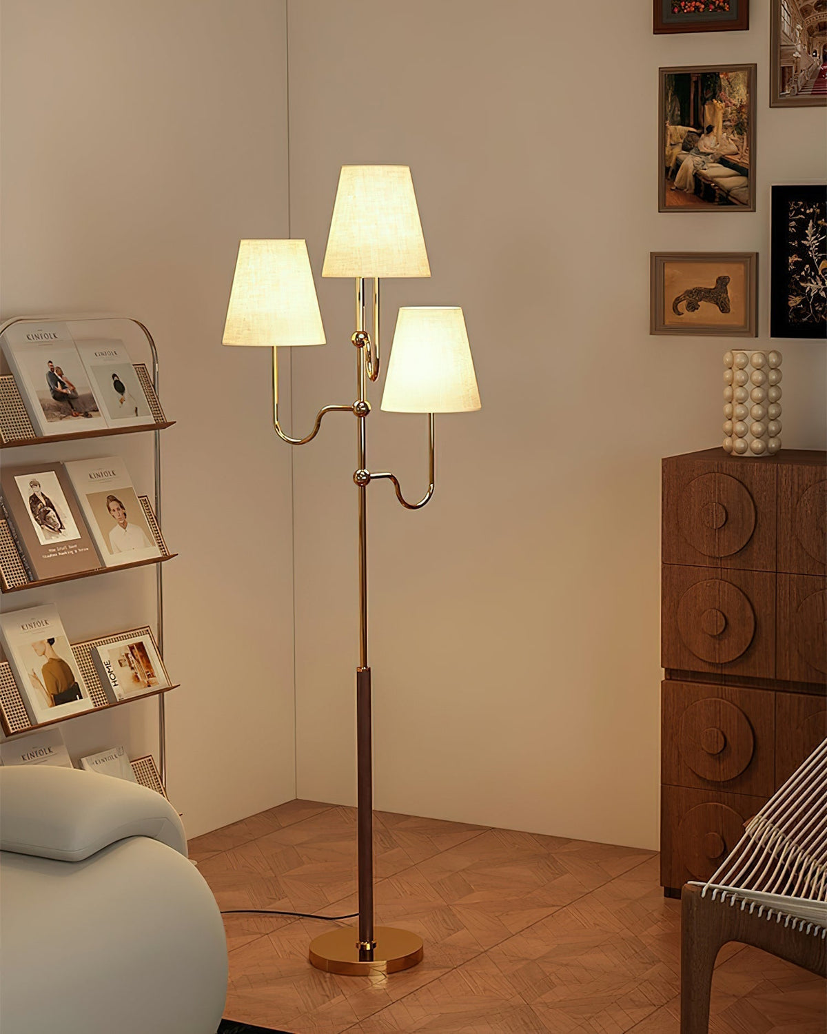 Lámpara de pie de 3 luces con pantallas de tela Ternela junto a un sofá – imagen 20