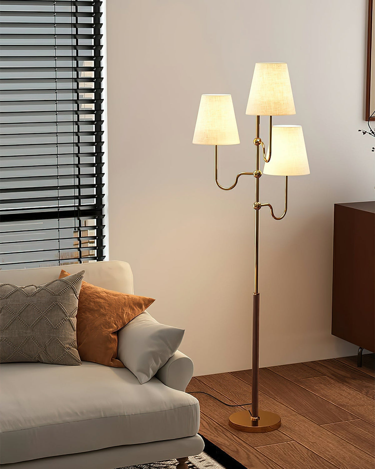 Lámpara de pie de 3 luces con pantallas de tela Ternela junto a un sofá – imagen 21