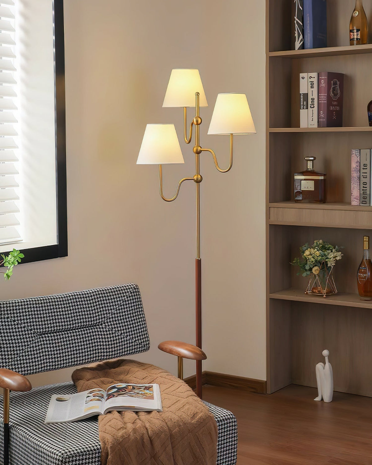 Lámpara de pie de 3 luces con pantallas de tela Ternela junto a un sofá – imagen 25