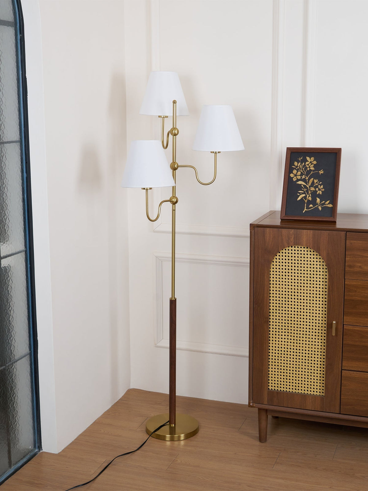 Lámpara de pie de 3 luces con pantallas de tela Ternela junto a un sofá – imagen 30