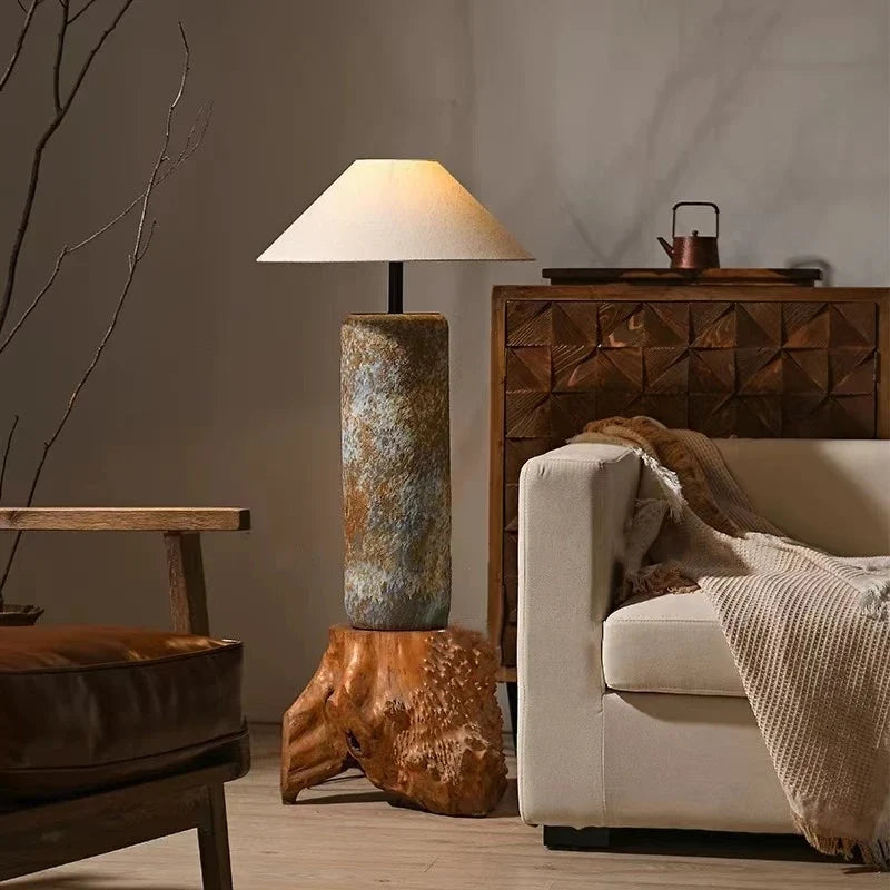 Lámpara de pie de cerámica efecto óxido Tierana en un salón de estilo rústico – imagen 5