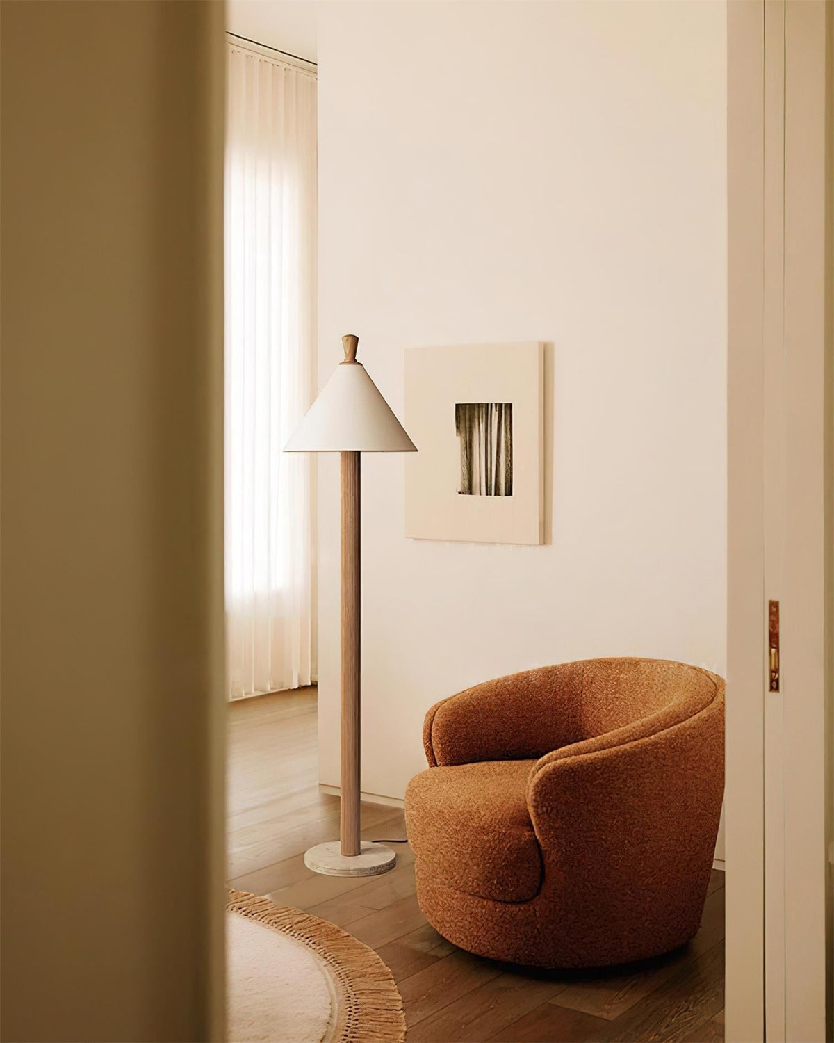 Lámpara de pie de madera y lino Tocana en un salón sereno – imagen 5