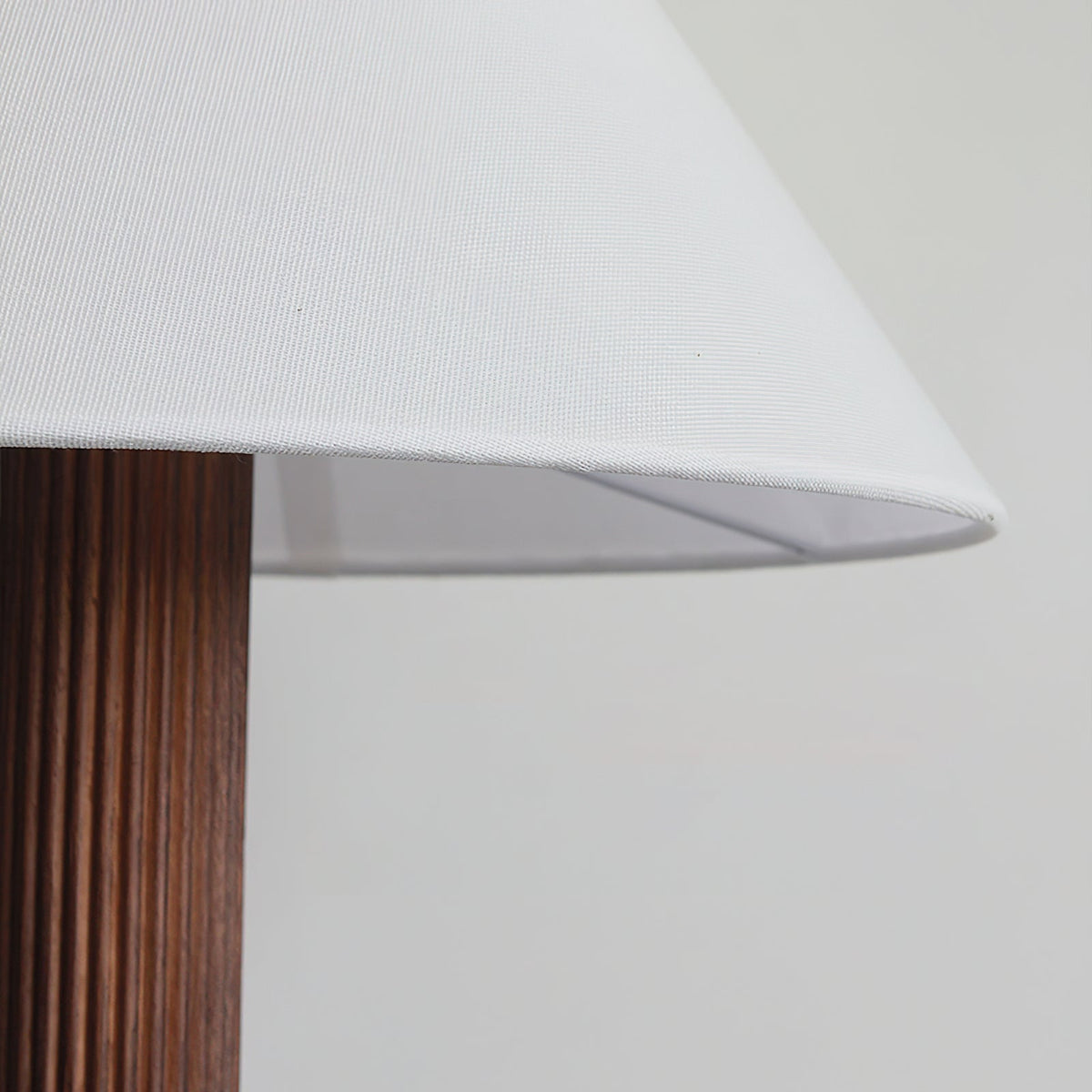 Lámpara de pie de madera y lino Tocana – detalle de la pantalla de lino