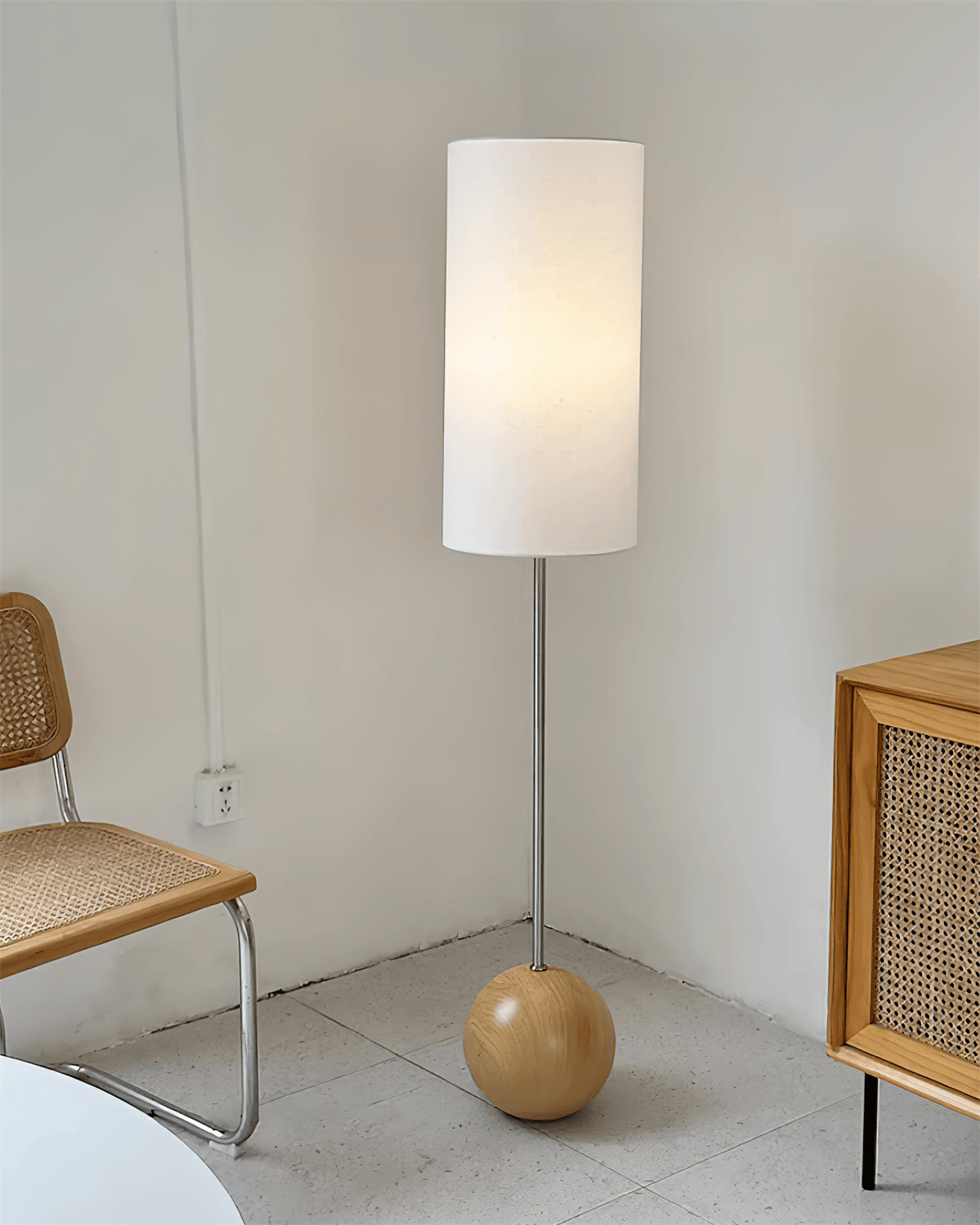 Lámpara de pie con base de bola de madera Tolvena en un salón acogedor – imagen 8