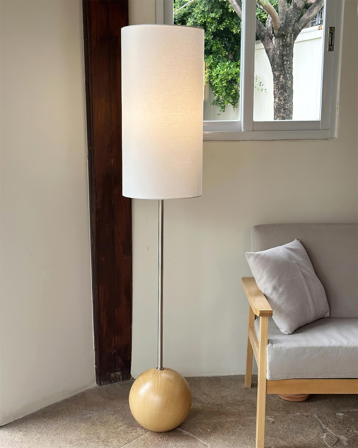 Lámpara de pie con base de bola de madera Tolvena en un salón acogedor – imagen 12