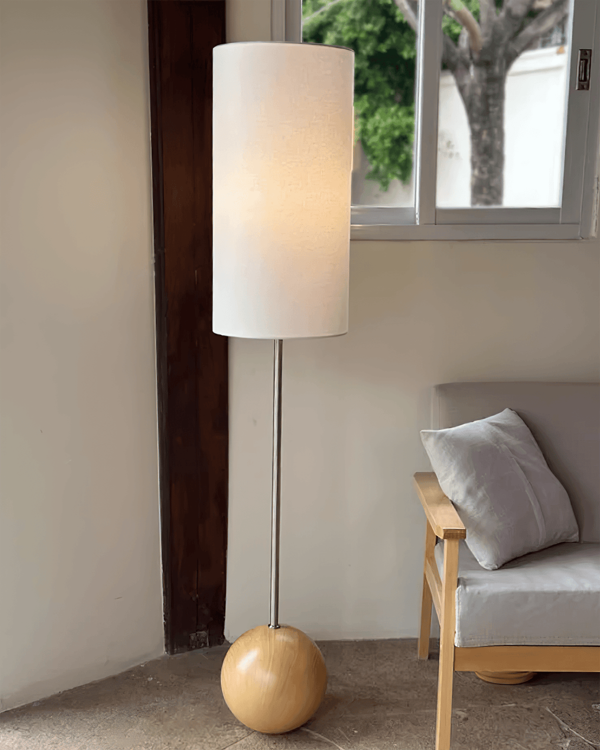 Lámpara de pie con base de bola de madera Tolvena en un salón acogedor – imagen 14