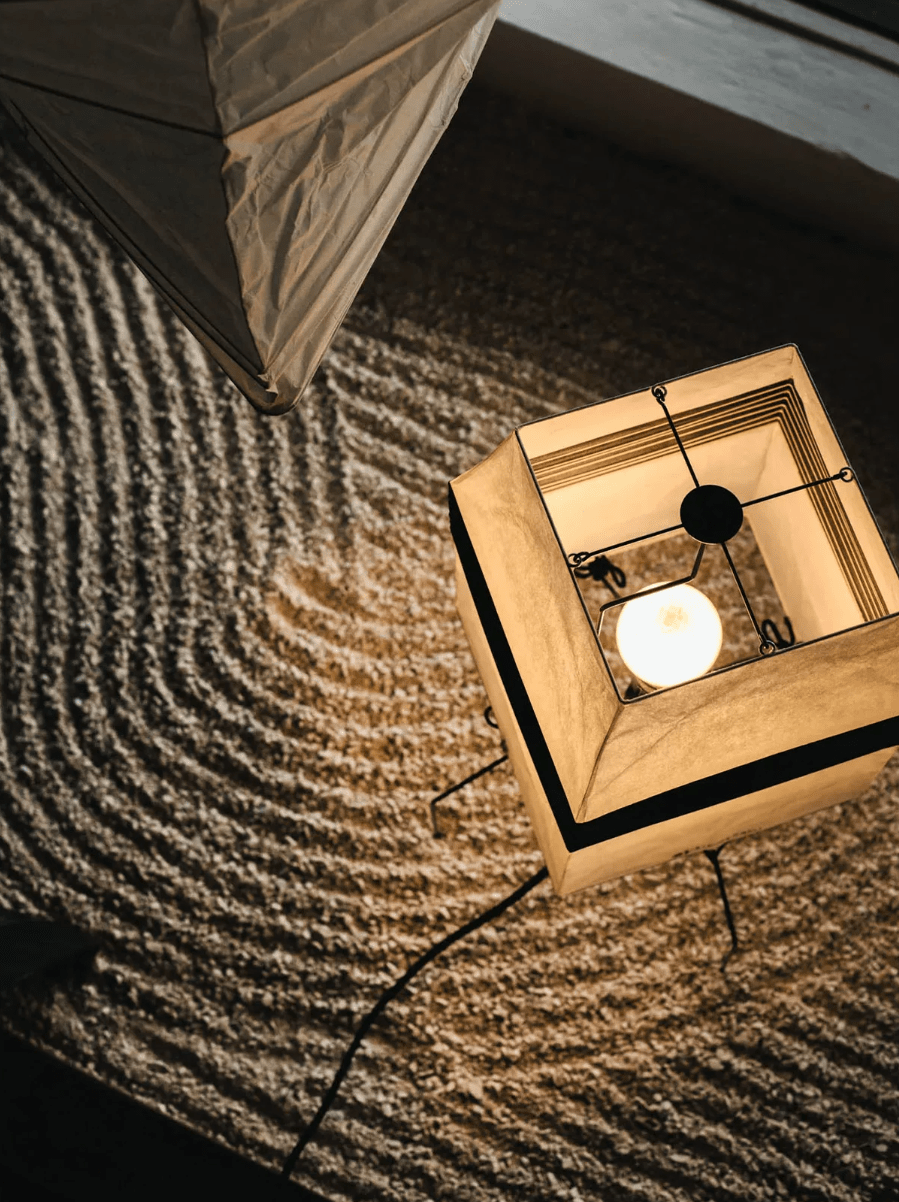Lámpara de papel Torinda en un salón sereno – imagen 15