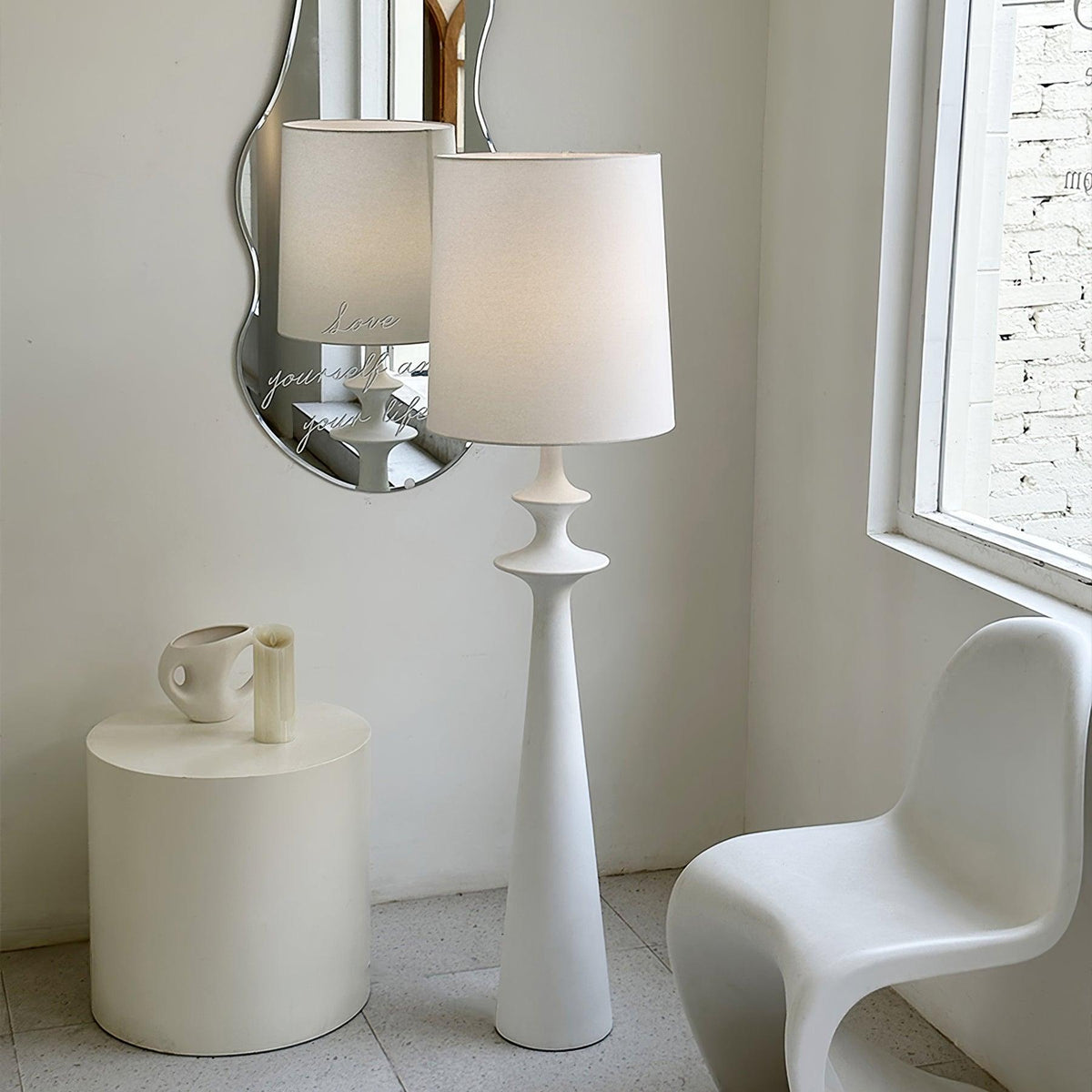 Lámpara de pie columna torneada blanca Tornara en un salón de estilo minimalista – imagen 7