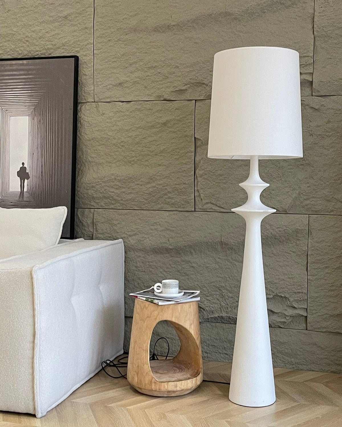 Lámpara de pie columna torneada blanca Tornara en un salón de estilo minimalista – imagen 8