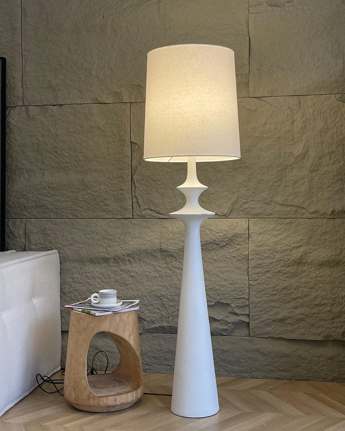 Lámpara de pie columna torneada blanca Tornara en un salón de estilo minimalista – imagen 12
