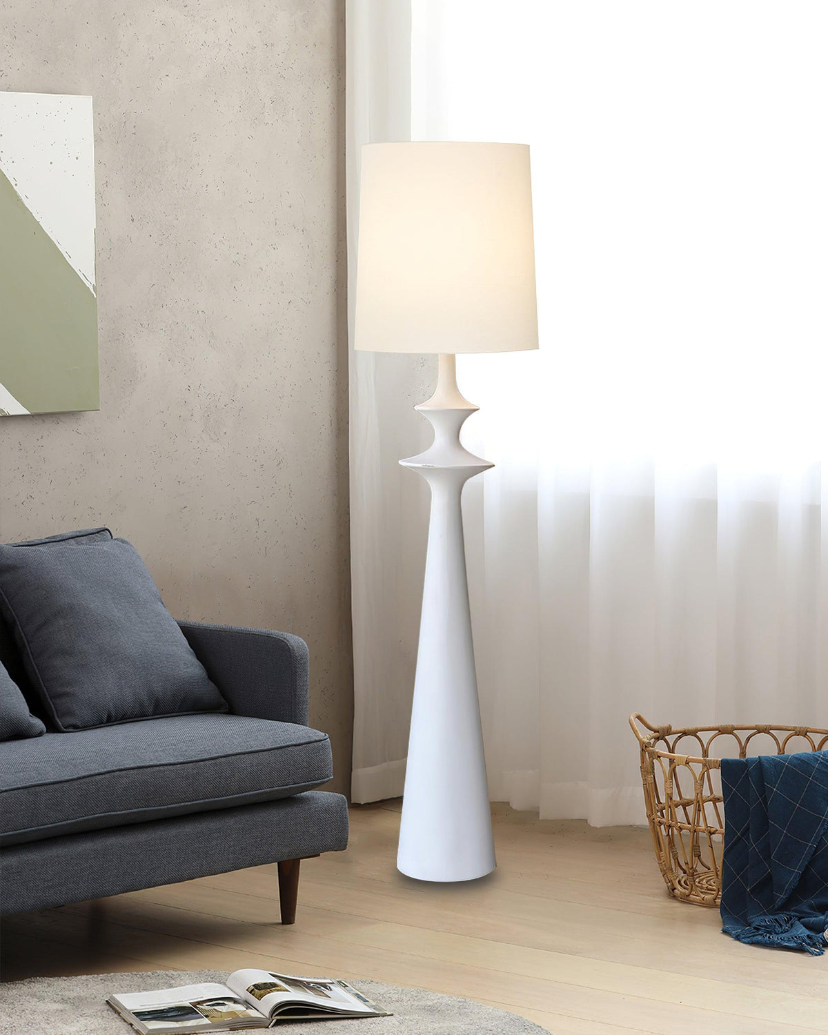 Lámpara de pie columna torneada blanca Tornara en un salón de estilo minimalista – imagen 13