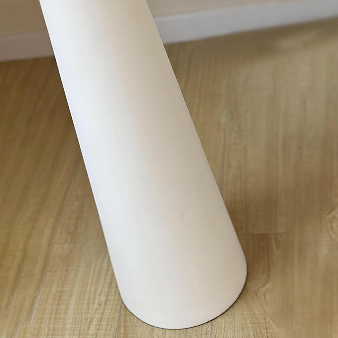 Lámpara de pie columna torneada blanca Tornara – detalle de la columna de resina