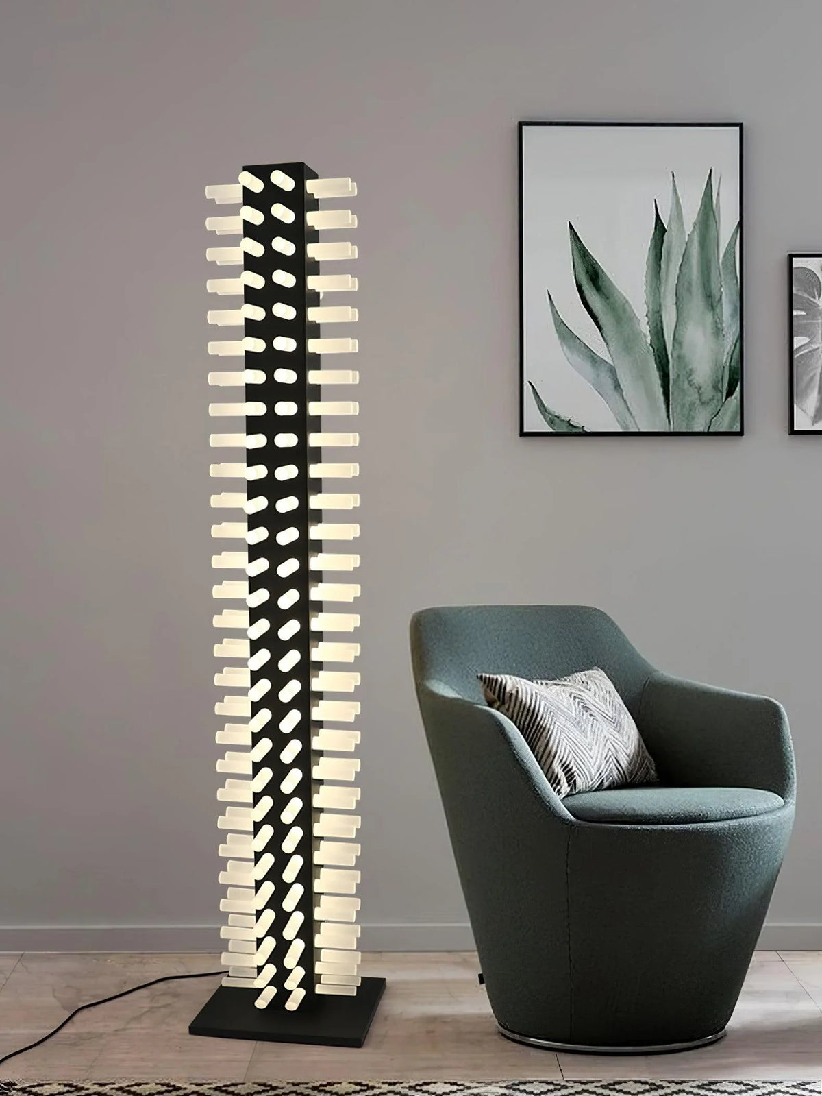 Lámpara de pie columna Torrica en un salón moderno – imagen 2