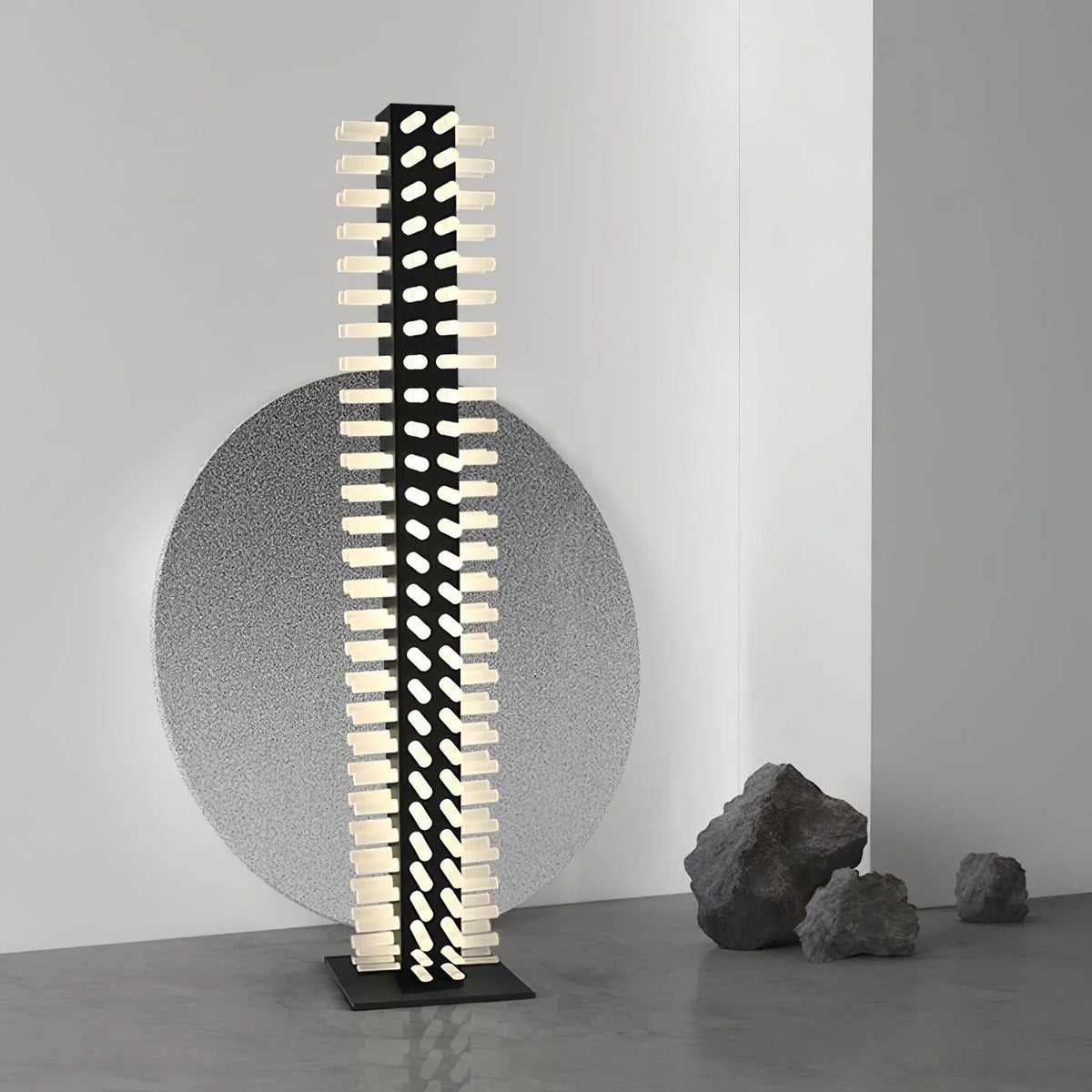 Lámpara de pie columna Torrica en un salón moderno – imagen 3