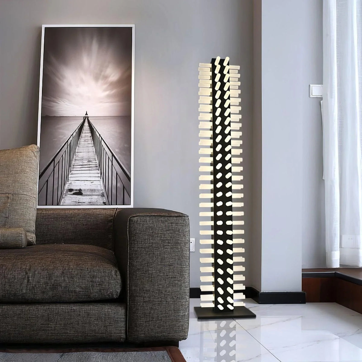 Lámpara de pie columna Torrica en un salón moderno – imagen 5