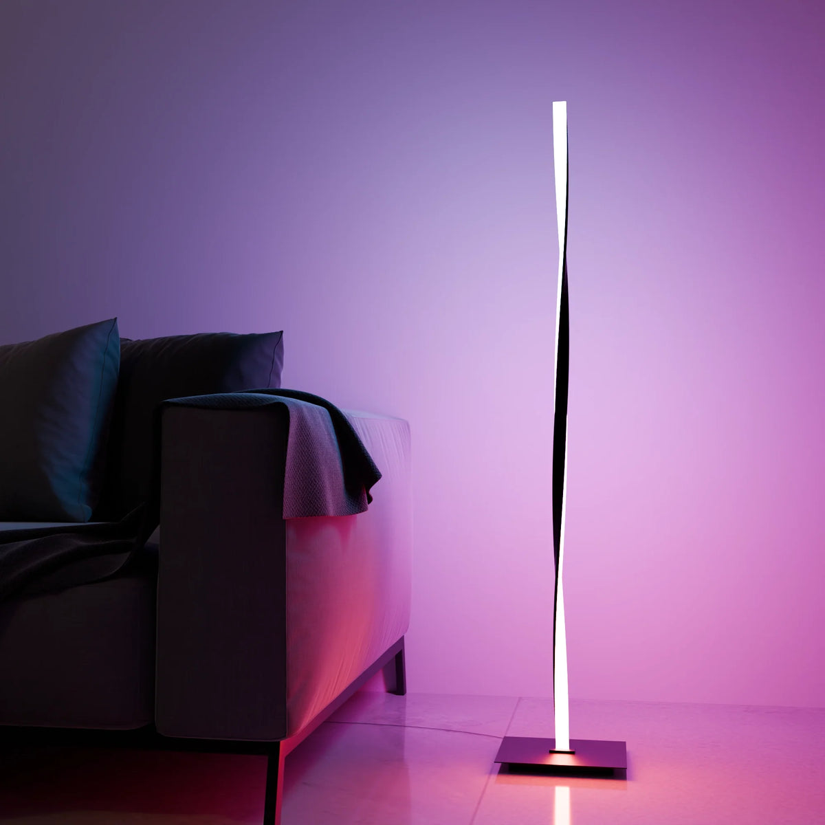 Lámpara de pie LED RGB helicoidal Torsiva en un salón con luz de color – imagen 6