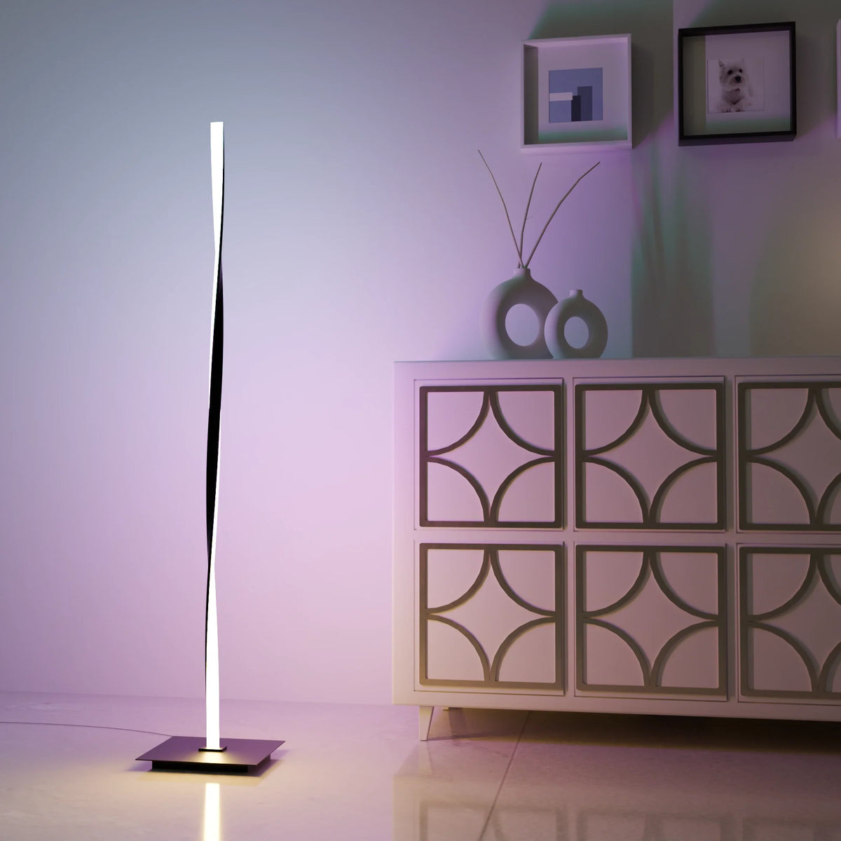Lámpara de pie LED RGB helicoidal Torsiva en un salón con luz de color – imagen 7