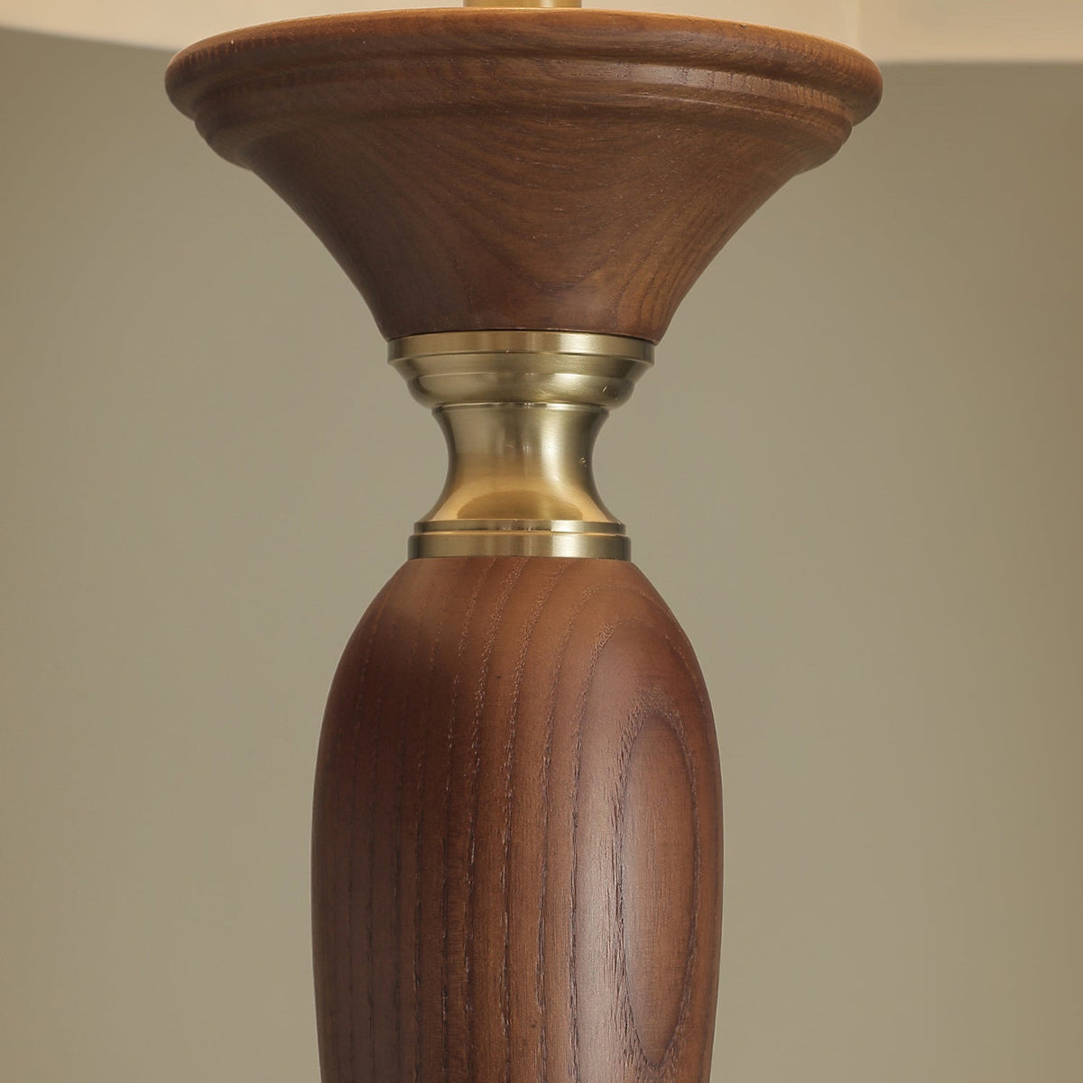 Lámpara de pie clásica Torvessa – detalle de la madera torneada