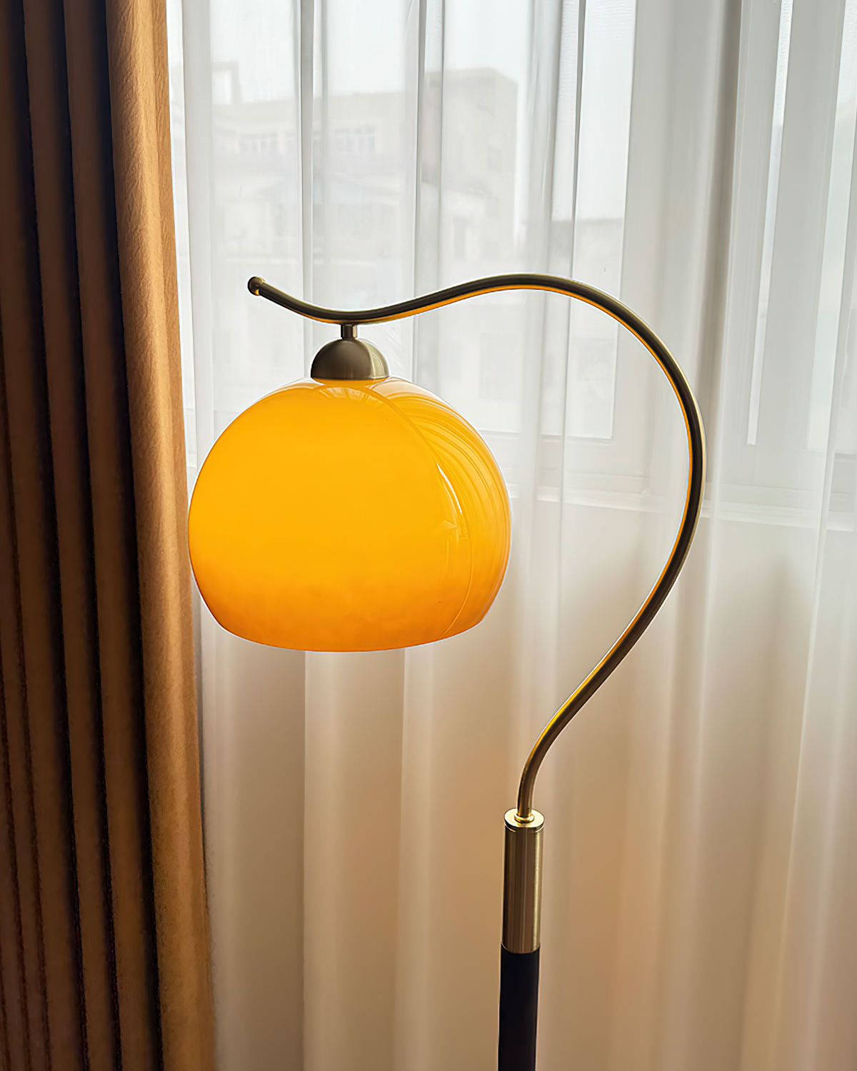 Lámpara de pie con globo de cristal Tostina en un salón de estilo vintage – imagen 5