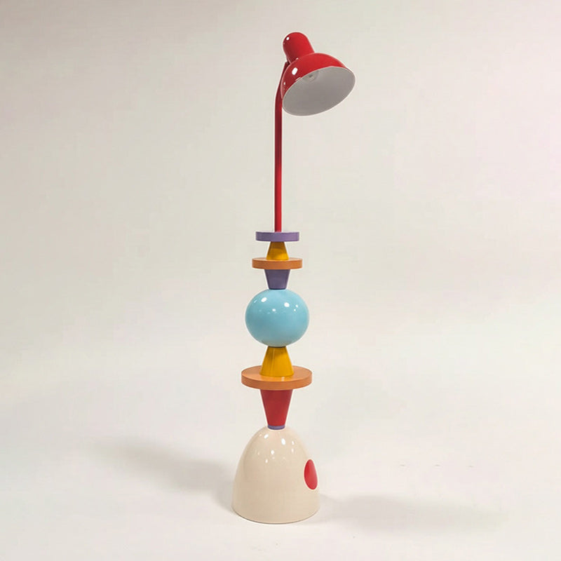 Lámpara de pie multicolor Totemia en un salón luminoso – imagen 4