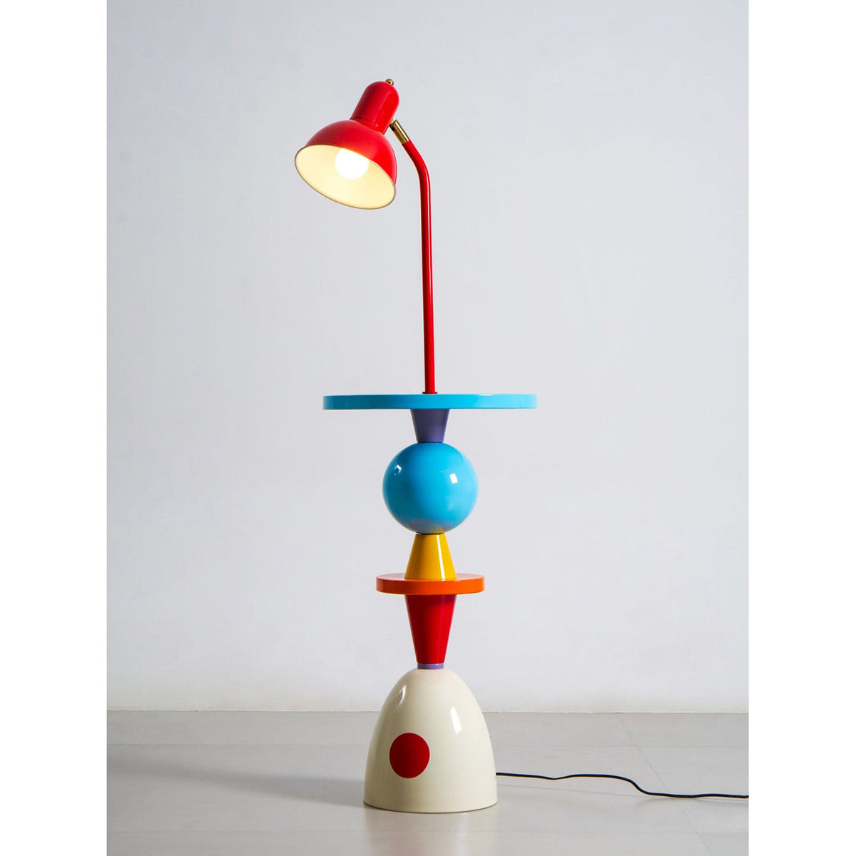 Lámpara de pie multicolor Totemia en un salón luminoso – imagen 7