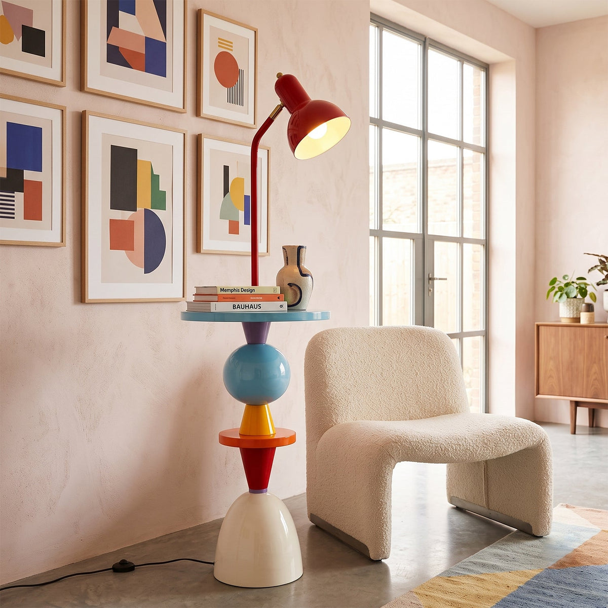 Lámpara de pie multicolor Totemia en un salón luminoso – imagen 19
