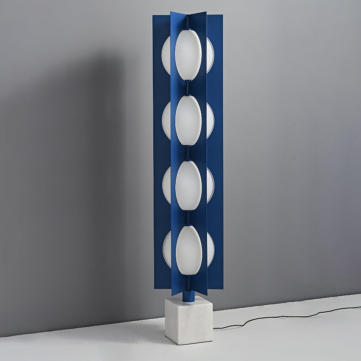 Lámpara de pie LED escultórica azul Toteva – cuatro globos junto a la pared