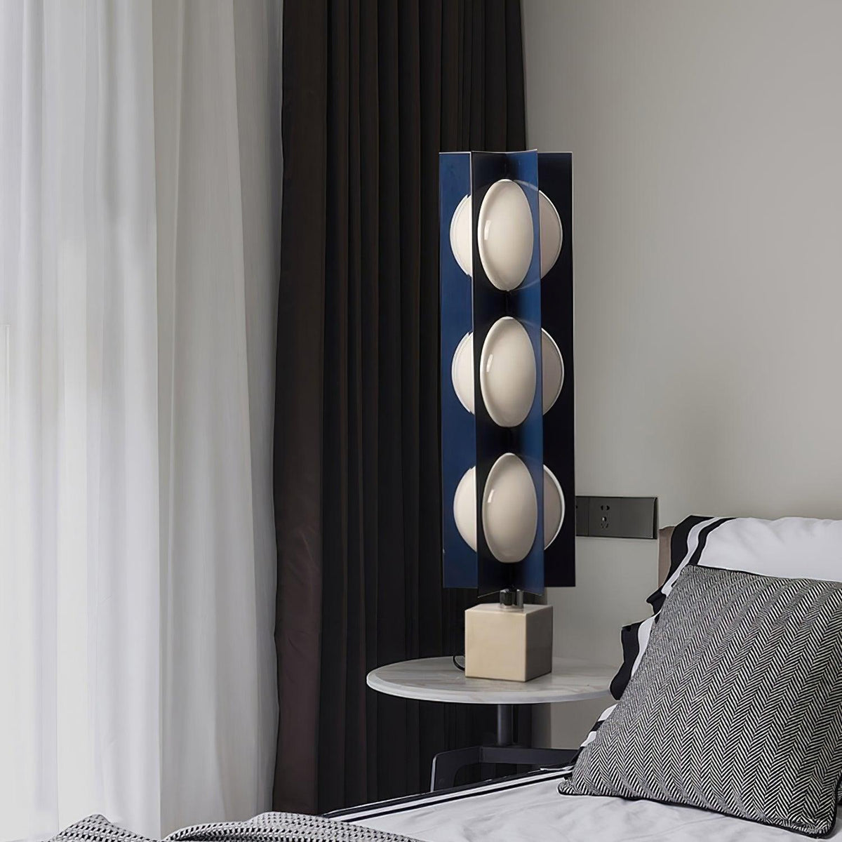 Lámpara de pie LED escultórica azul Toteva – junto a una cama
