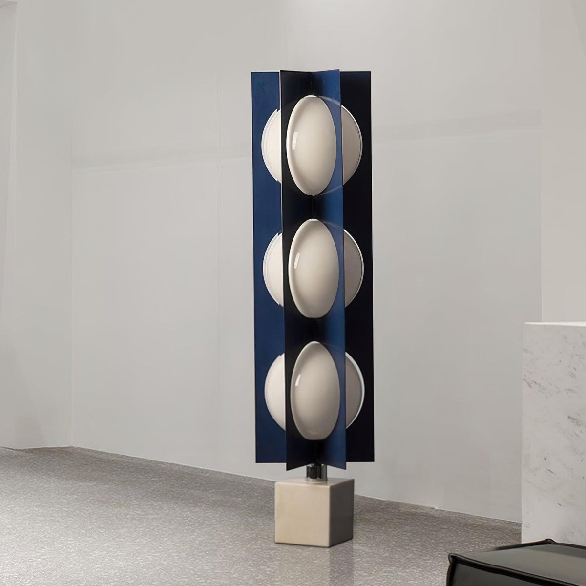 Lámpara de pie LED escultórica azul Toteva – tres globos en una estancia luminosa