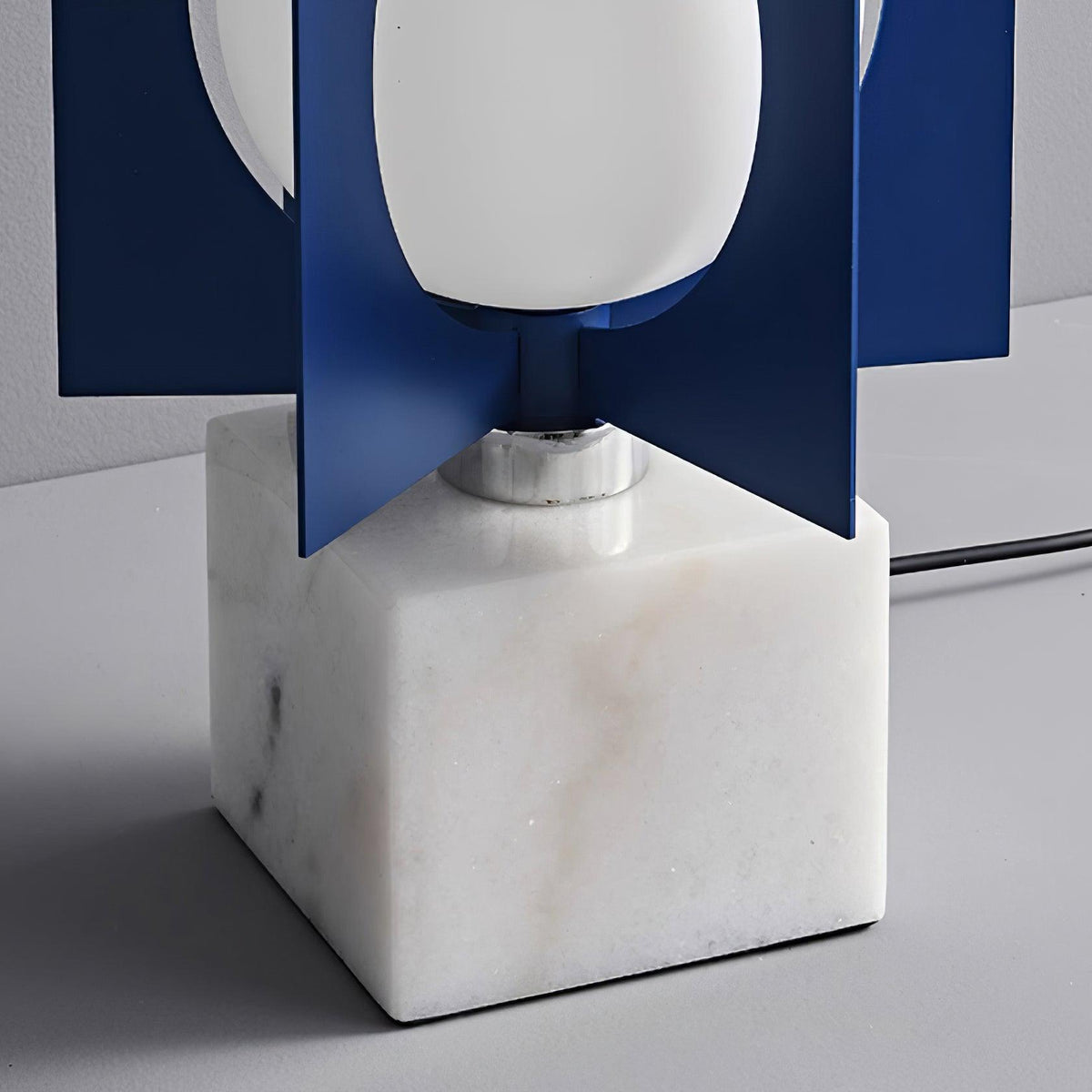 Lámpara de pie LED escultórica azul Toteva – detalle de la base
