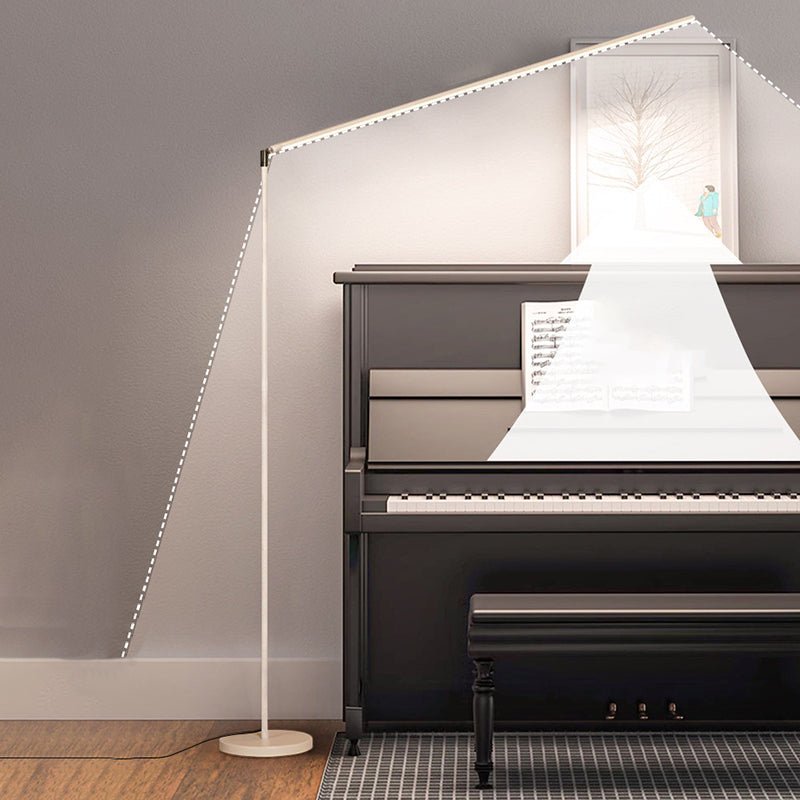 Lámpara de pie de lectura Trazelo – en blanco junto a un piano