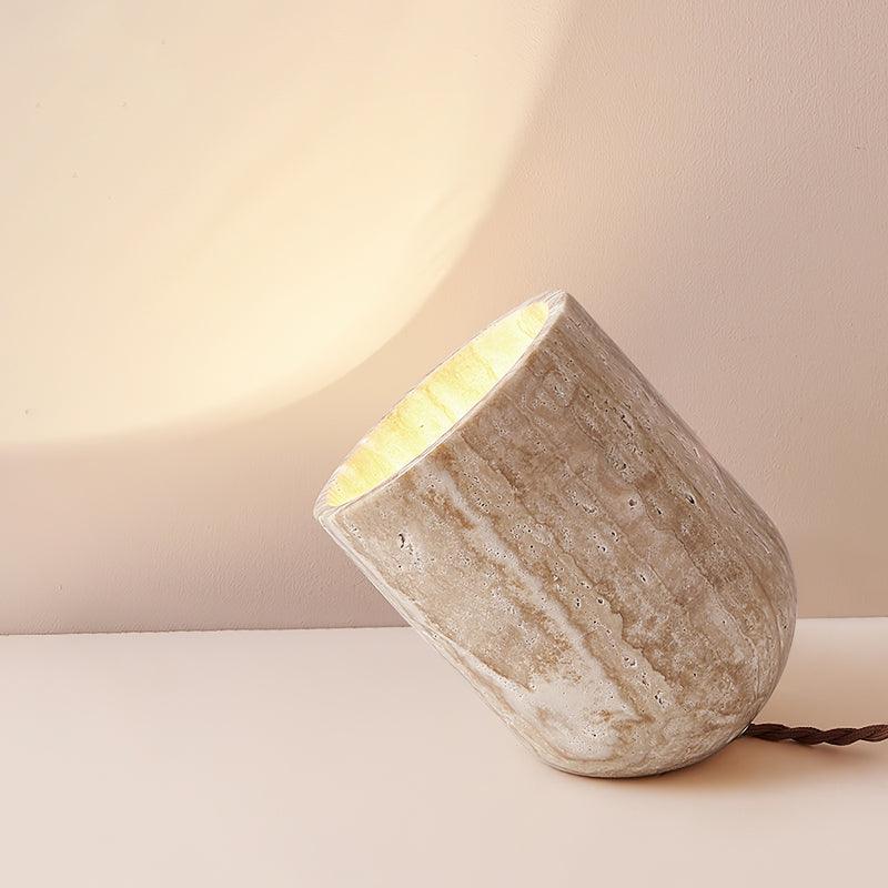 Lámpara de mesa de travertino Trevina – encendida con luz cálida