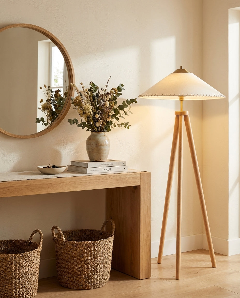 Lámpara de pie trípode de madera Tripela en un salón cálido – imagen 9